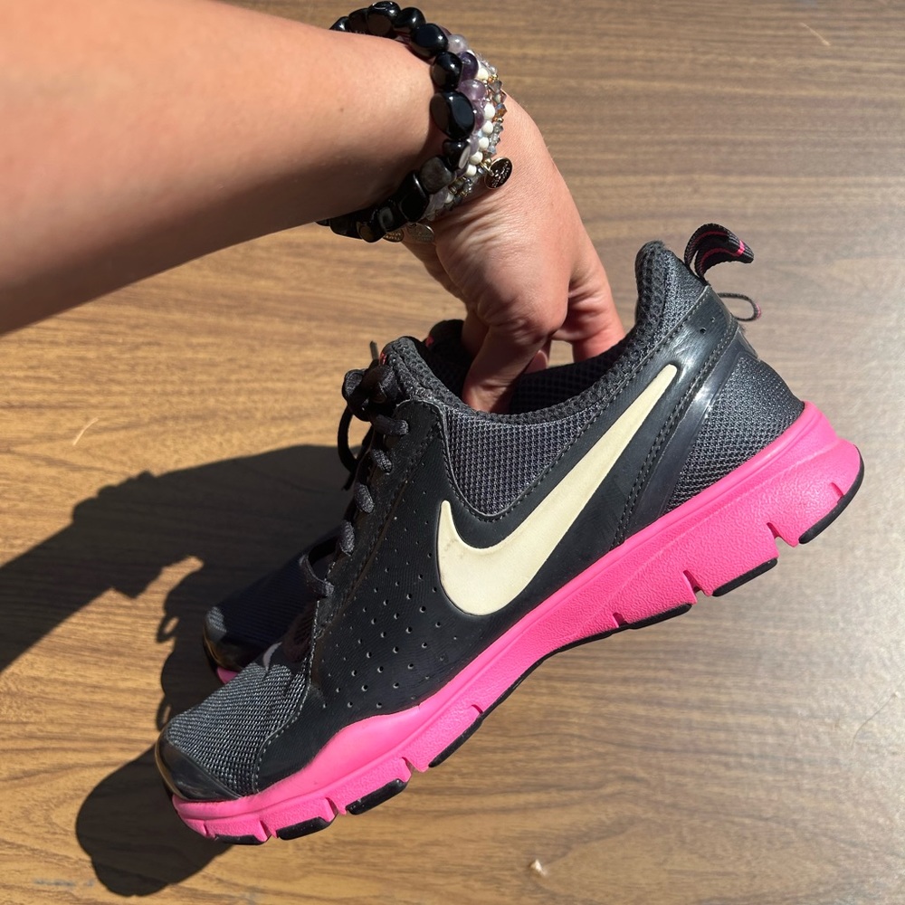 Charcoal grey and hot pink women’s Nike sneaker size 9